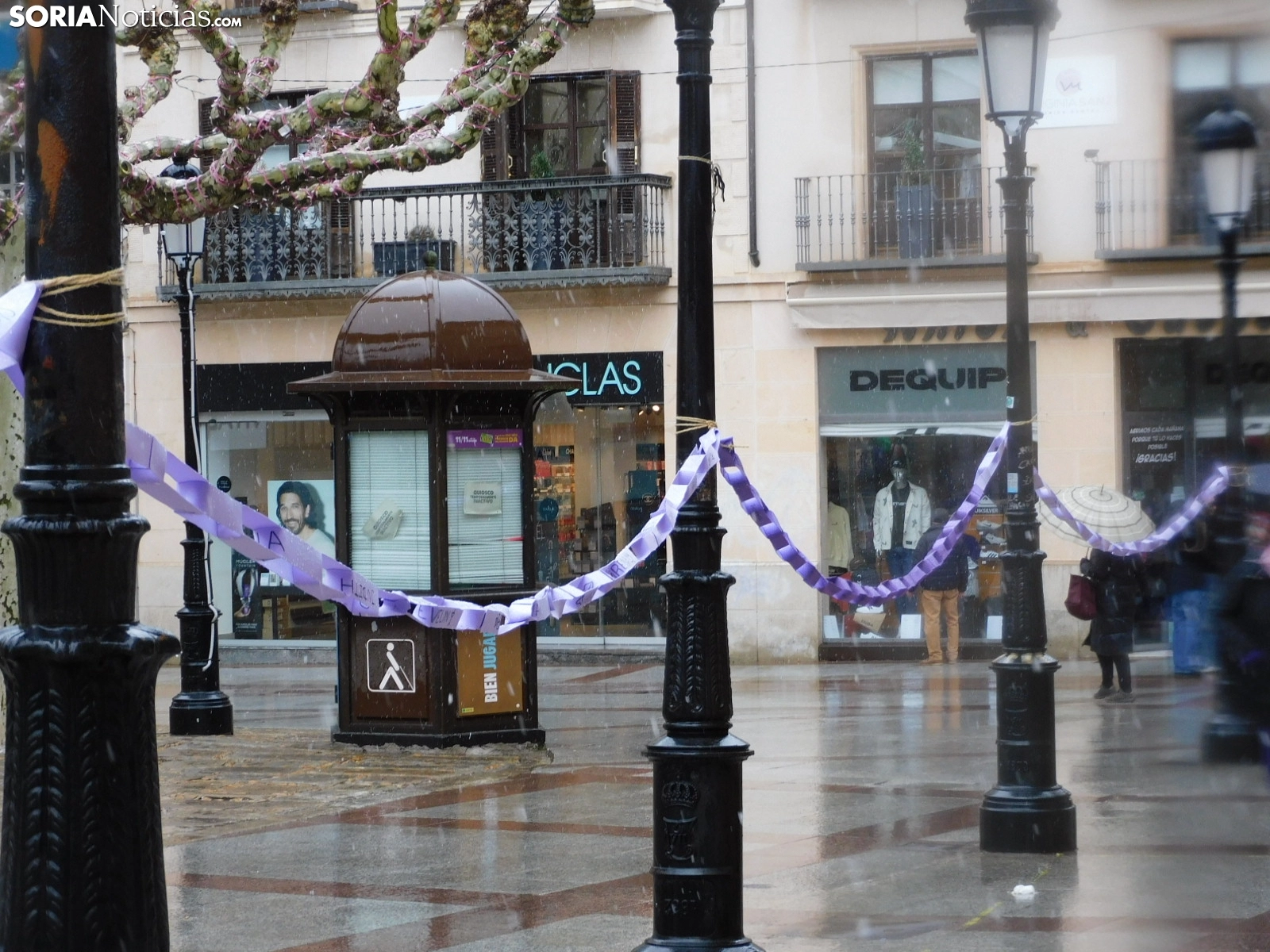 La cadeneta feminista del 8M, en imágenes: Si no tenemos miedo a los machistas, ¿cómo vamos a tener miedo a unos copos?