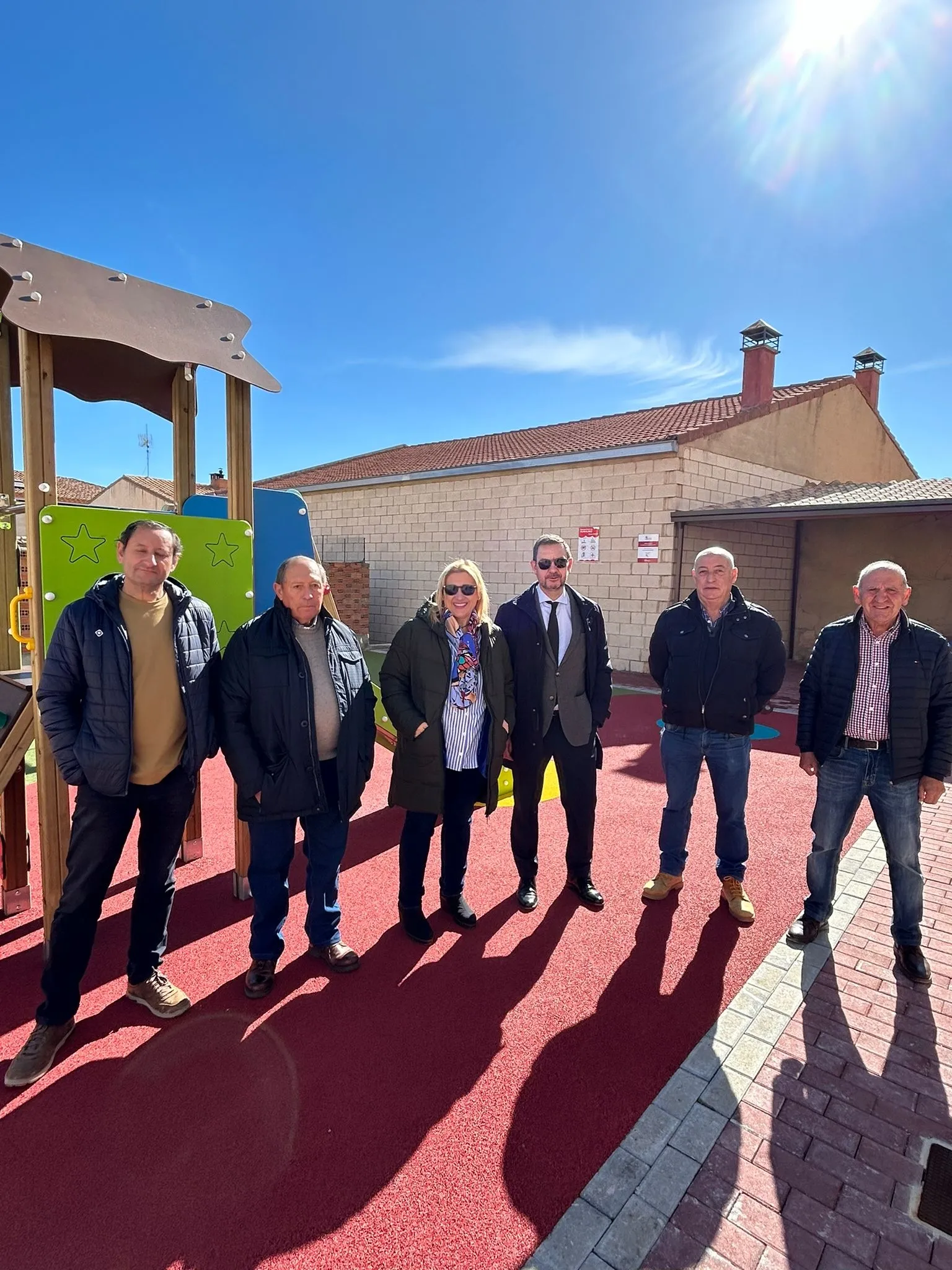 La corporación municipal de Almaluez, junto a la delegada territorial, en el nuevo parque infantil