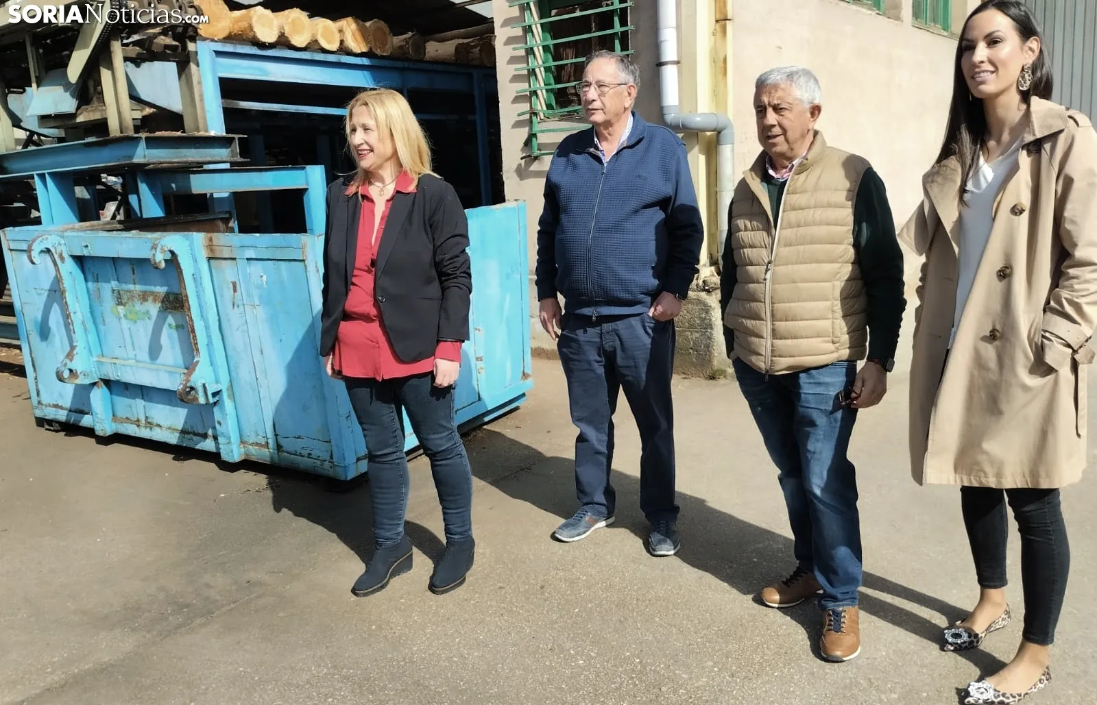 La delegada de la Junta (izda.) en su visita hoy al polígono de San Leonardo de Yagüe, acompañada por el alcalde (2º dcha.) y miembros de la corporación. /SN
