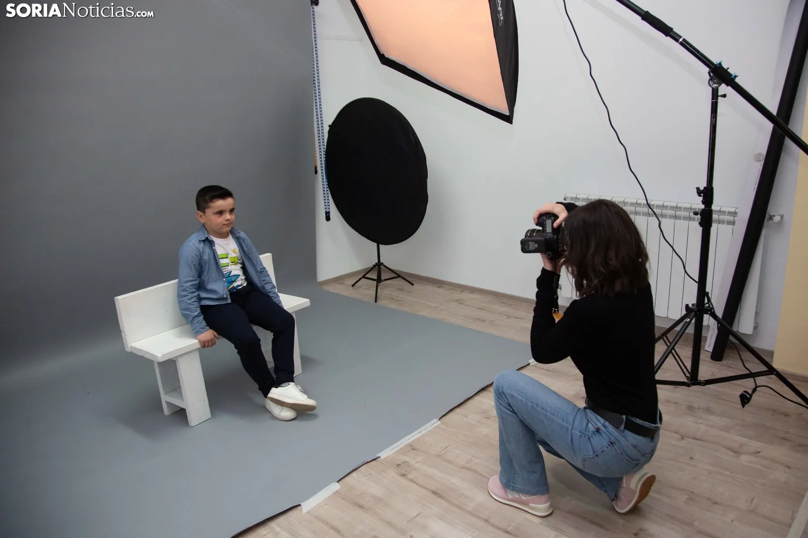 Mario Latorre Caballero junto al periódico de hace 9 años donde fue portada, en el estudio de Mercedes del Río en Garray. María Ferrer. 