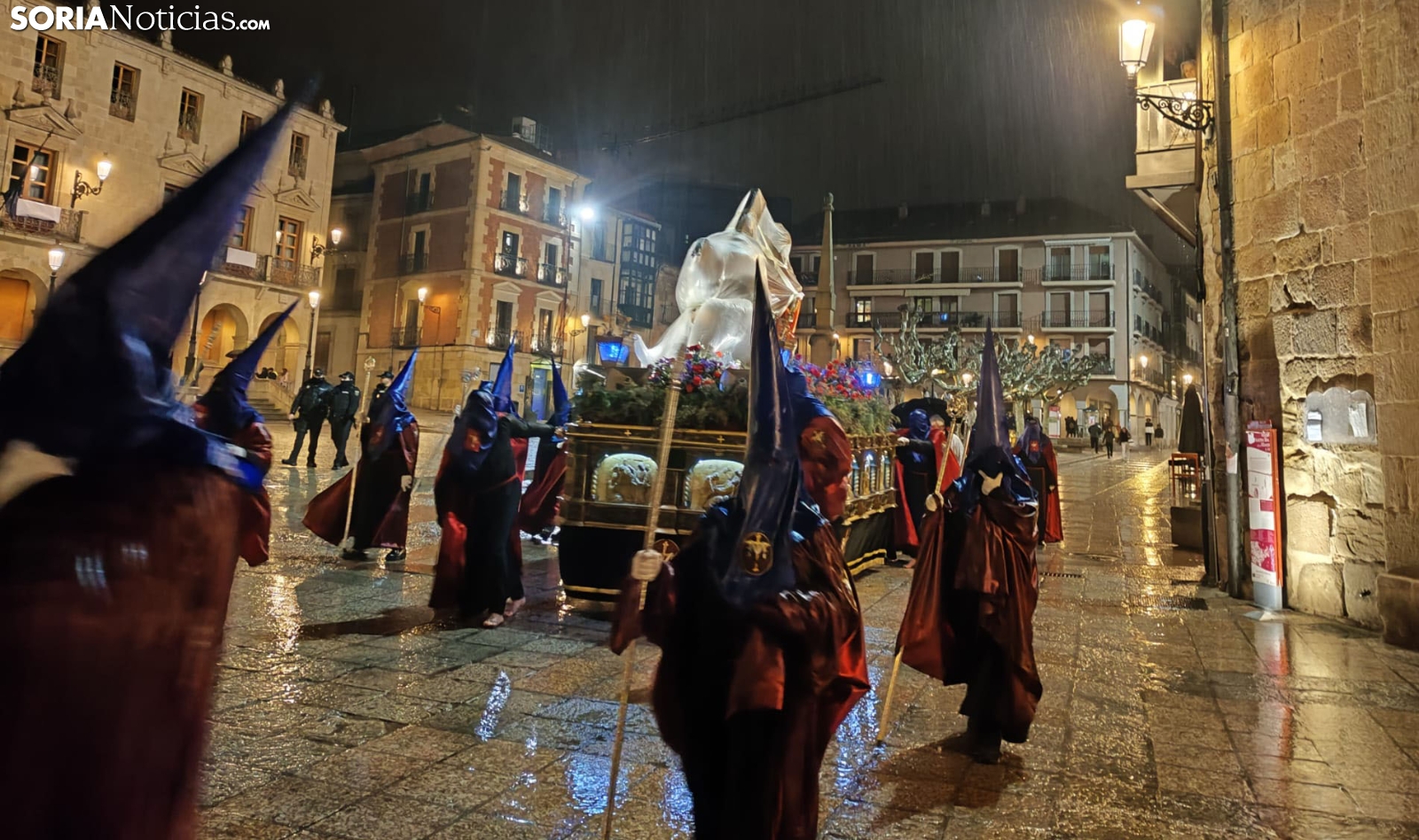 GALERÍA | El viento amaina pero la lluvia desluce el final de la procesión de Las Caídas