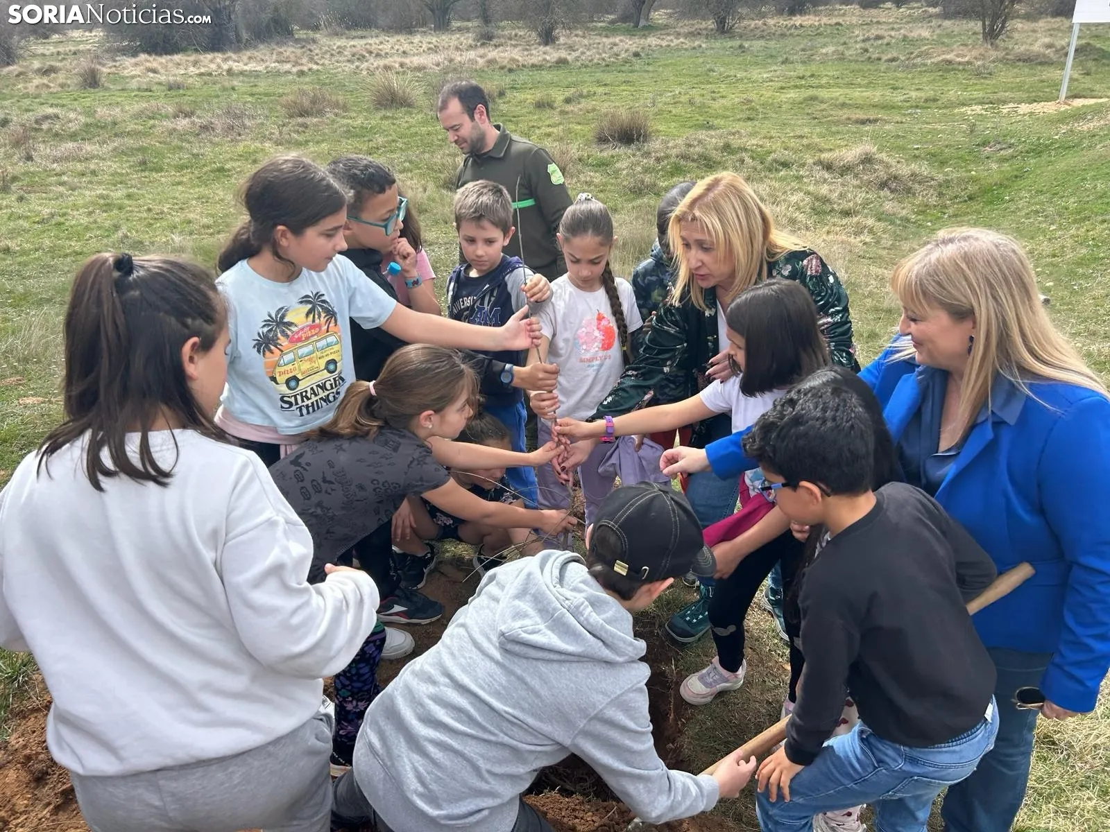 Foto 8 - Los m&aacute;s peque&ntilde;os de Soria aprenden a plantar &aacute;rboles: &iquest;Qu&eacute; importancia tiene este gesto?