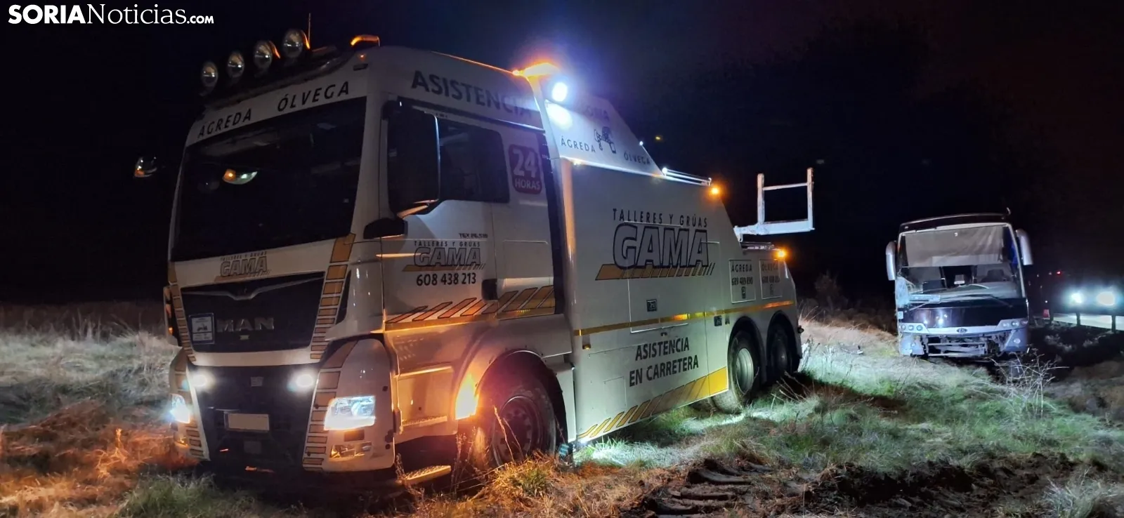 Rescate del autobús accidentado en la N-234