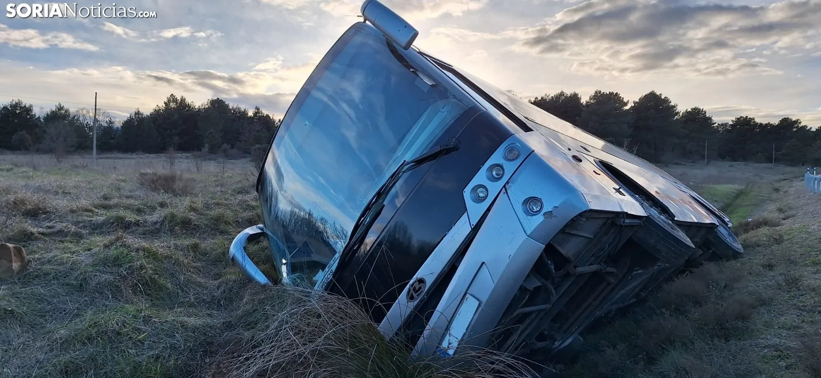 Rescate del autobús accidentado en la N-234
