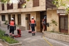 Bomberos durante el operativo a la entrada del inmueble. /salamancartvaldia.es