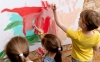 Niños pintando un mural. 