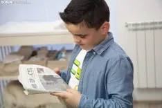 Mario Latorre Caballero junto al periódico de hace 9 años donde fue portada, en el estudio de Mercedes del Río en Garray. María Ferrer. 