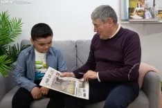 Mario Latorre Caballero junto al periódico de hace 9 años donde fue portada, en el estudio de Mercedes del Río en Garray. María Ferrer. 