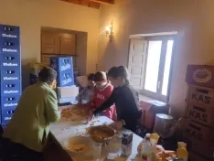 Fiesta en Las Cuevas a pesar del tiempo.
