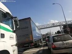Foto 3 - Las retenciones en la rotonda del Caballo Blanco provocan el caos en las entradas y salidas a la capital