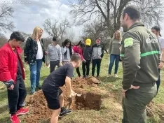Foto 4 - Los m&aacute;s peque&ntilde;os de Soria aprenden a plantar &aacute;rboles: &iquest;Qu&eacute; importancia tiene este gesto?