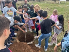Foto 6 - Los más pequeños de Soria aprenden a plantar árboles: ¿Qué importancia tiene este gesto?