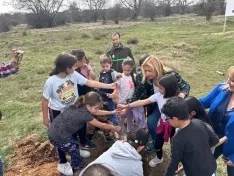 Foto 7 - Los m&aacute;s peque&ntilde;os de Soria aprenden a plantar &aacute;rboles: &iquest;Qu&eacute; importancia tiene este gesto?