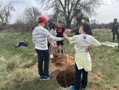 Foto 9 - Los m&aacute;s peque&ntilde;os de Soria aprenden a plantar &aacute;rboles: &iquest;Qu&eacute; importancia tiene este gesto?