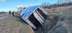 Rescate del autobús accidentado en la N-234