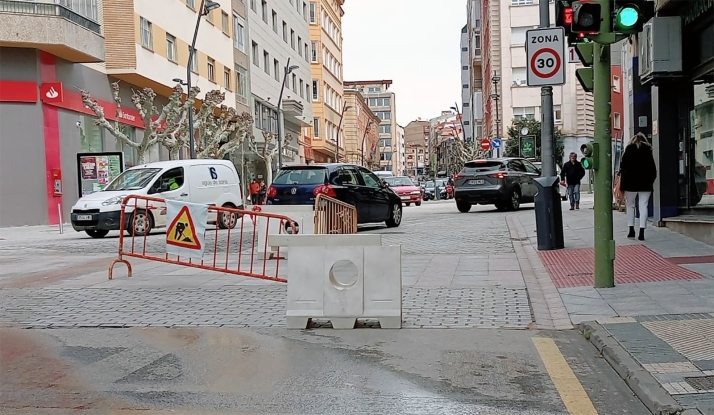 Vallas nuevamente instaladas entre Vicén, avenida de Navarra y Alfonso VIII ante los desperfectos en el nuevo pavimento. 