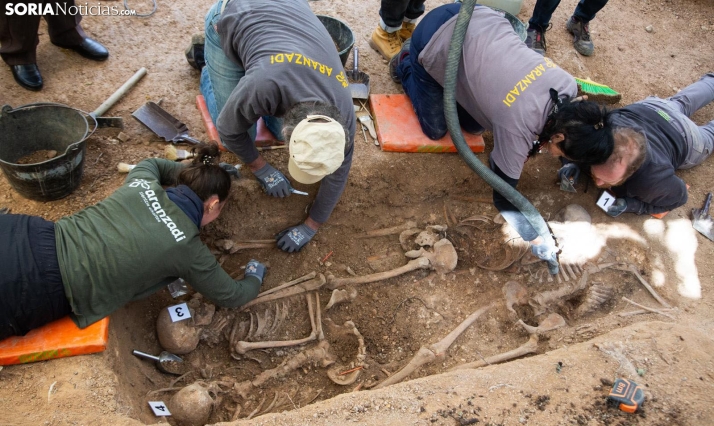 La exhumación de Adradas confirma la existencia de cuatro cuerpos