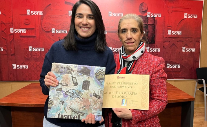 Patricia Ceña recoge su premio como ganadora del concurso ‘El mejor banco de Soria’