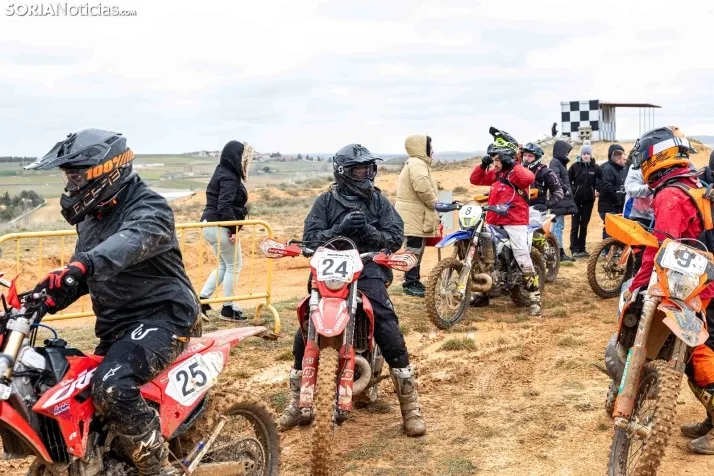 Fotos: Los pilotos de Cross Country desaf&iacute;an al mal tiempo en Almaz&aacute;n