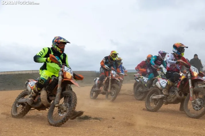 Fotos: Los pilotos de Cross Country desaf&iacute;an al mal tiempo en Almaz&aacute;n