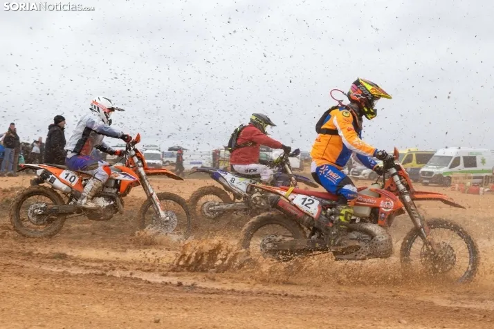 Fotos: Los pilotos de Cross Country desaf&iacute;an al mal tiempo en Almaz&aacute;n