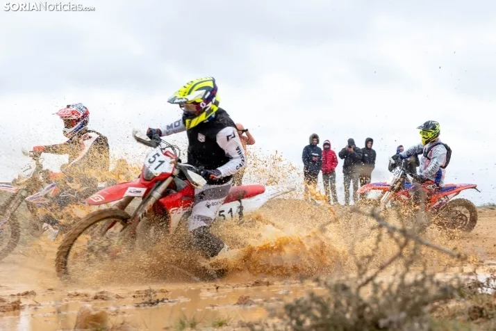 Fotos: Los pilotos de Cross Country desaf&iacute;an al mal tiempo en Almaz&aacute;n