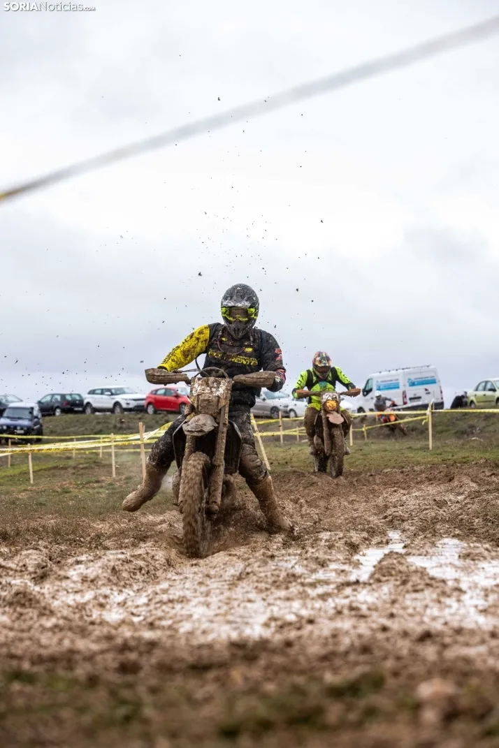 Fotos: Los pilotos de Cross Country desaf&iacute;an al mal tiempo en Almaz&aacute;n