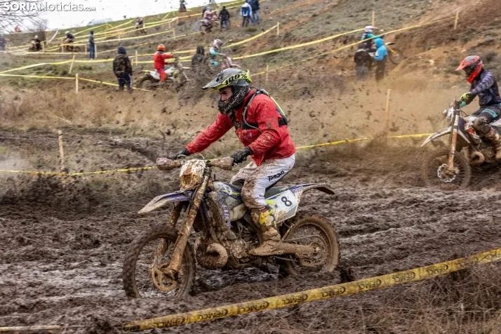 Fotos: Los pilotos de Cross Country desaf&iacute;an al mal tiempo en Almaz&aacute;n