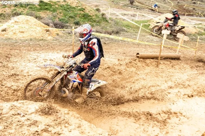 Fotos: Los pilotos de Cross Country desaf&iacute;an al mal tiempo en Almaz&aacute;n