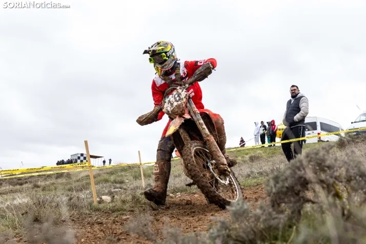 Fotos: Los pilotos de Cross Country desaf&iacute;an al mal tiempo en Almaz&aacute;n