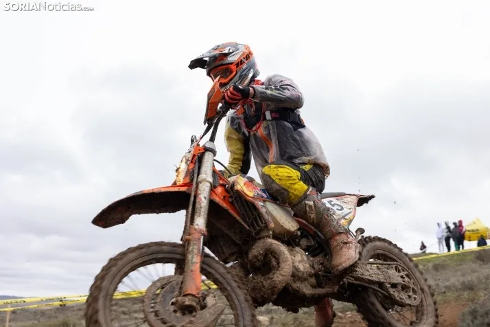 Fotos: Los pilotos de Cross Country desaf&iacute;an al mal tiempo en Almaz&aacute;n