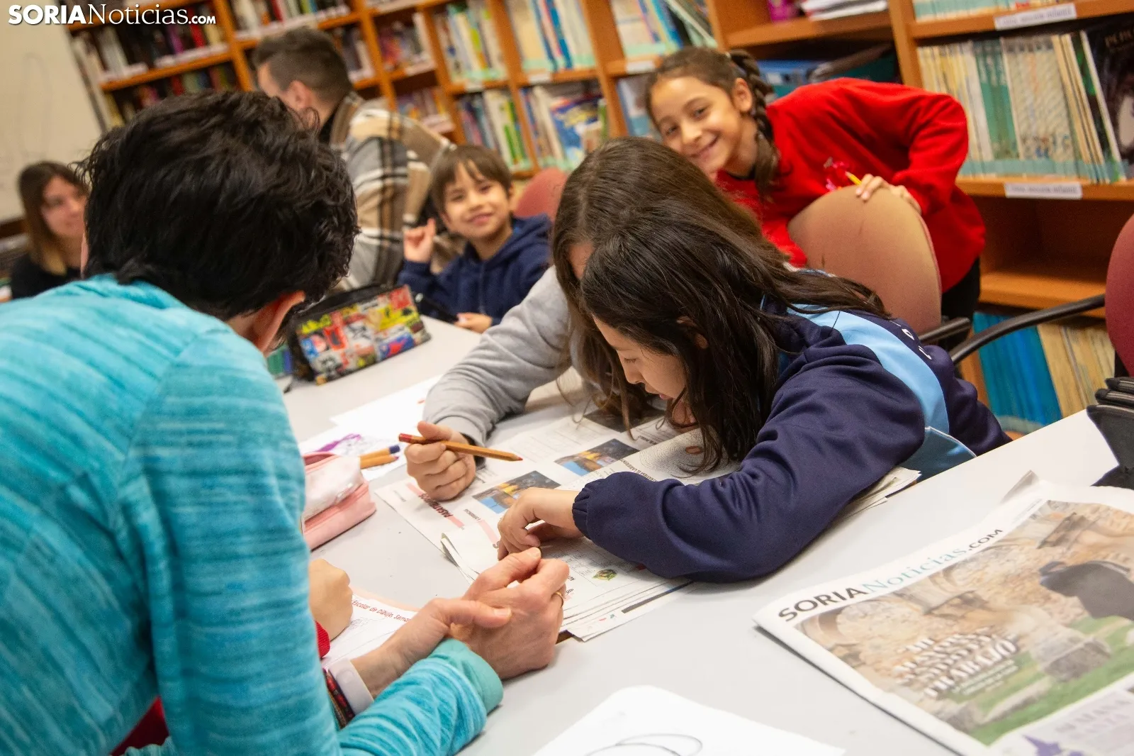 Los niños de Morón de Almazán aprenden con el periódico de Soria Noticias.