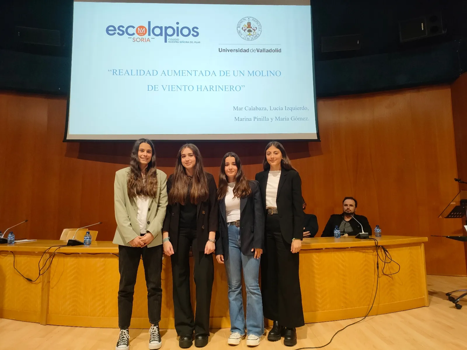 La nueva promoción durante el acto de presentación de los trabajos en el Campus. /ES