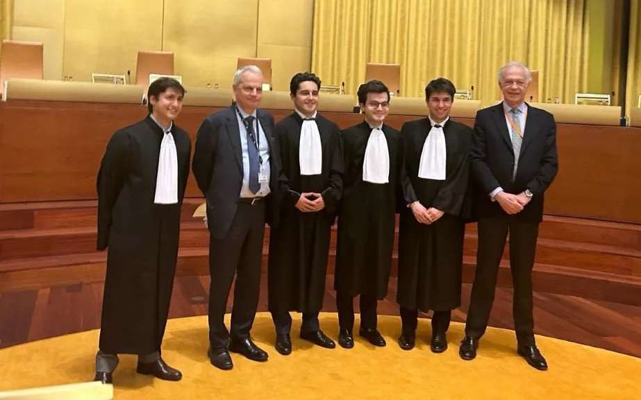 Jesús Peregrina, segundo por la derecha, en la Gran Sala del Tribunal de Justicia de la Unión Europea en Luxemburgo. /UAM