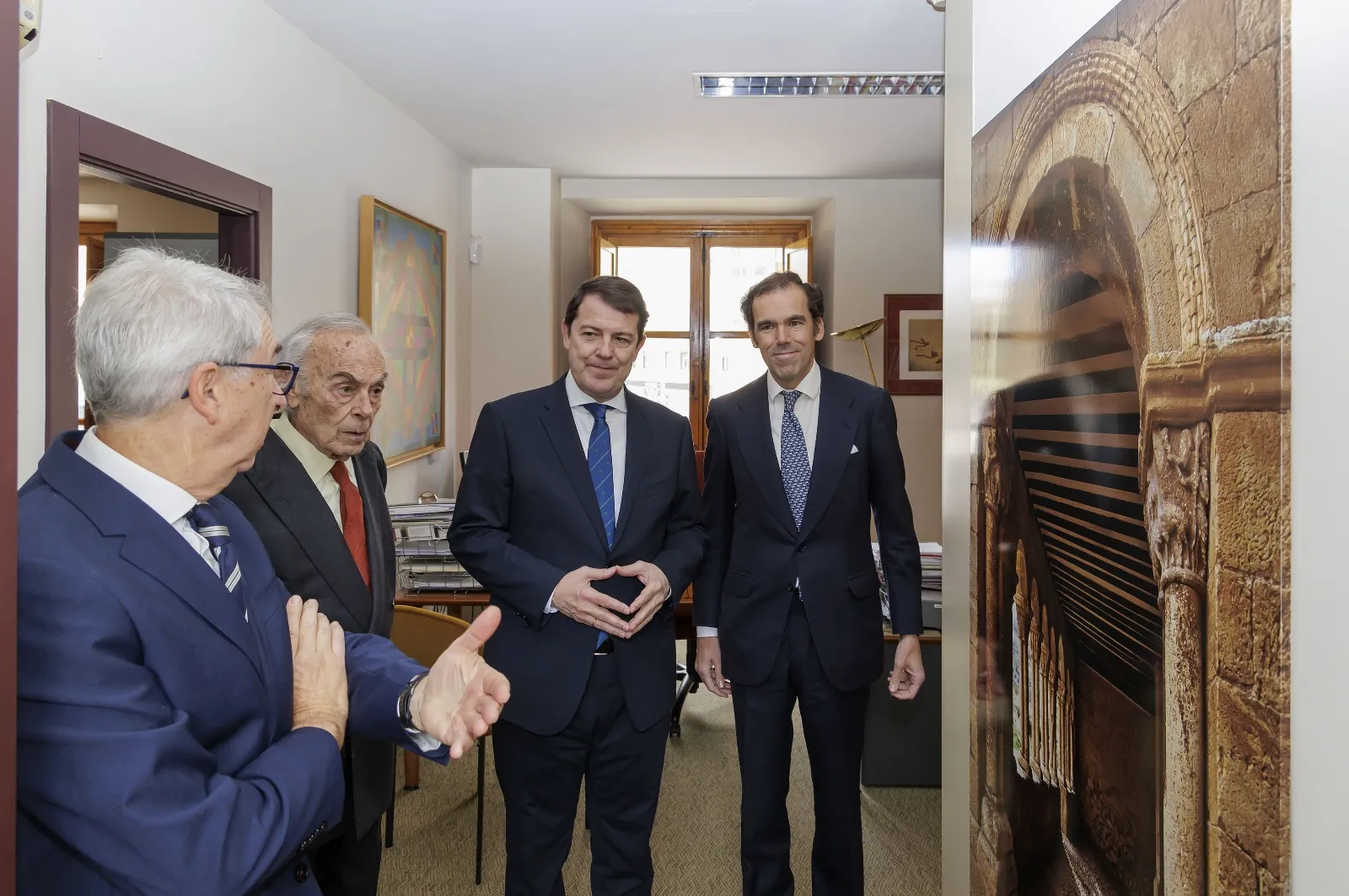 Foto 2 - Ma&ntilde;ueco visita la Fundaci&oacute;n Duques de Soria