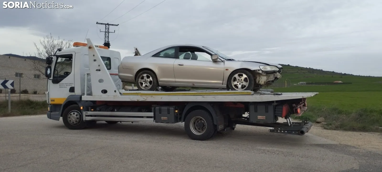 Foto 2 - Tres heridos al salirse su coche de la carretera en &Oacute;lvega