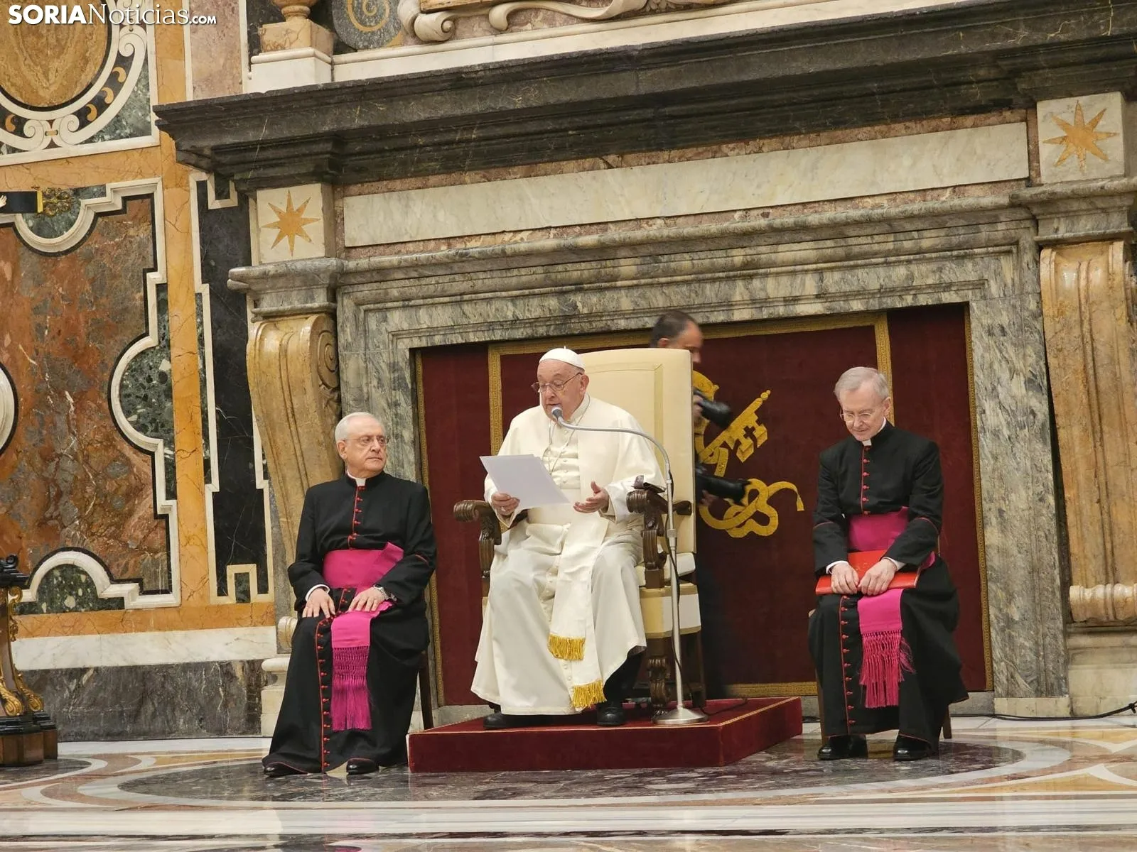 Foto 2 - V&iacute;DEO | Un joven le canta una jota aragonesa al Papa Francisco