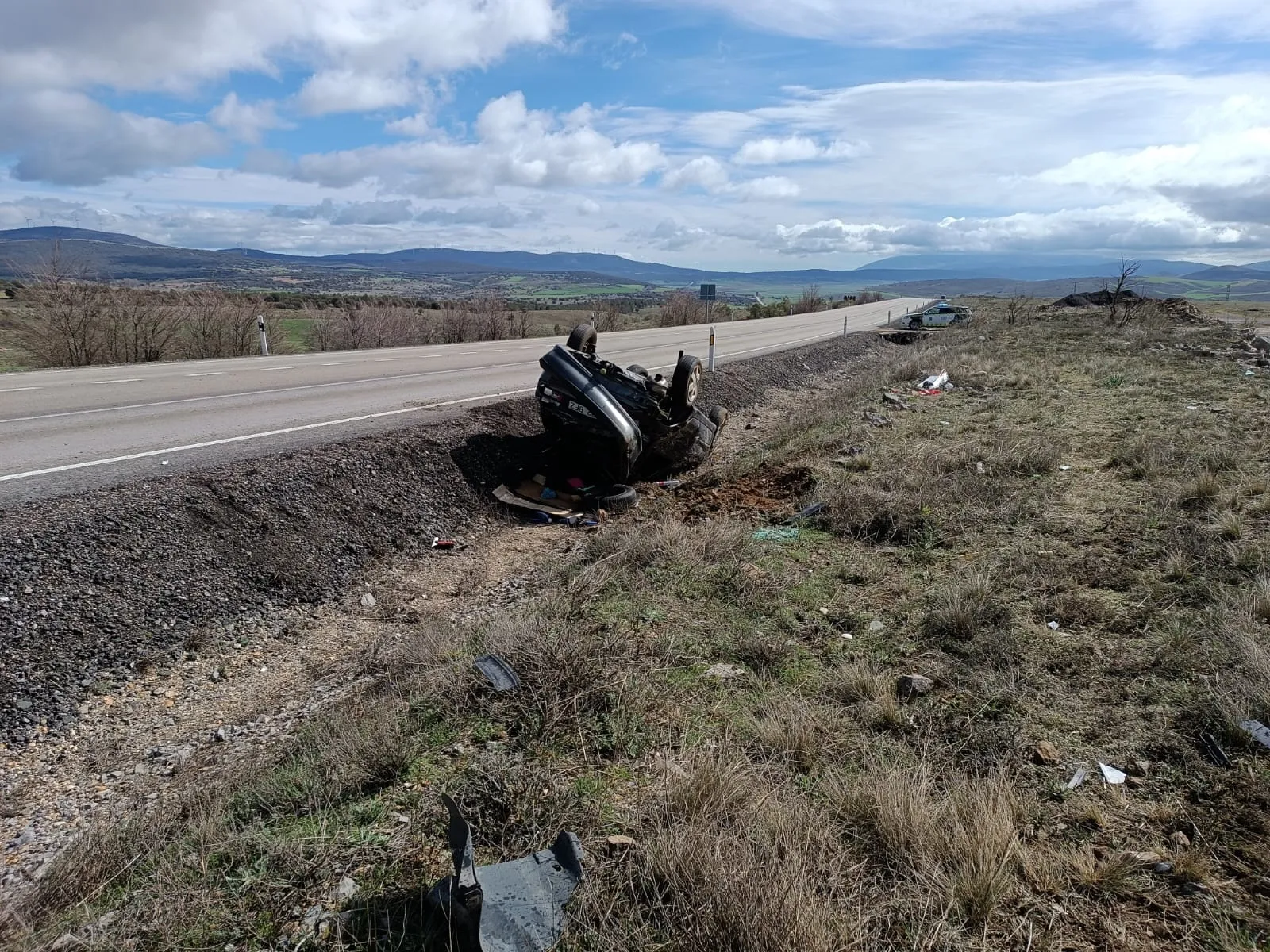 Foto 2 - Un herido grave tras el vuelco de su veh&iacute;culo en la N-122