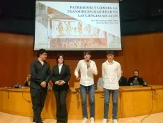 La nueva promoción durante el acto de presentación de los trabajos en el Campus. /ES