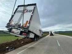 Foto 3 - Retirado de la CL-101 el cami&oacute;n involucrado en el accidente mortal de &Aacute;greda del pasado viernes