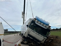 Foto 5 - Retirado de la CL-101 el camión involucrado en el accidente mortal de Ágreda del pasado viernes