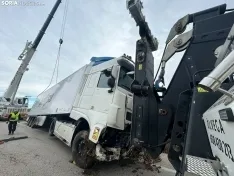 Foto 6 - Retirado de la CL-101 el cami&oacute;n involucrado en el accidente mortal de &Aacute;greda del pasado viernes