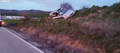 Foto 3 - Tres heridos al salirse su coche de la carretera en &Oacute;lvega
