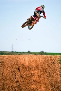 Varios pilotos en el Motocross de San Esteban/ Cristian López.