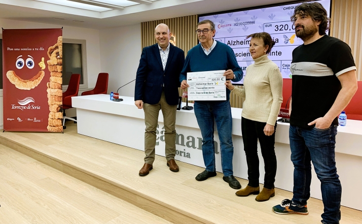 Alzheimer Soria recibe 320 euros del Delantal Solidario popiciado por la marca Torrezno de Soria 