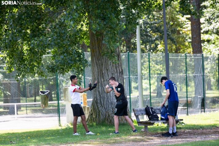 Jóvenes disfrutando del deporte en La Arboleda, Almazán.
