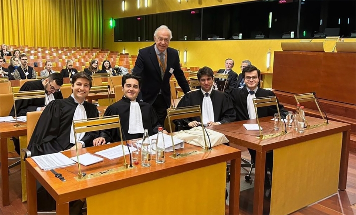 Jesús Peregrina, segundo por la derecha, en la Gran Sala del Tribunal de Justicia de la Unión Europea en Luxemburgo. /UAM