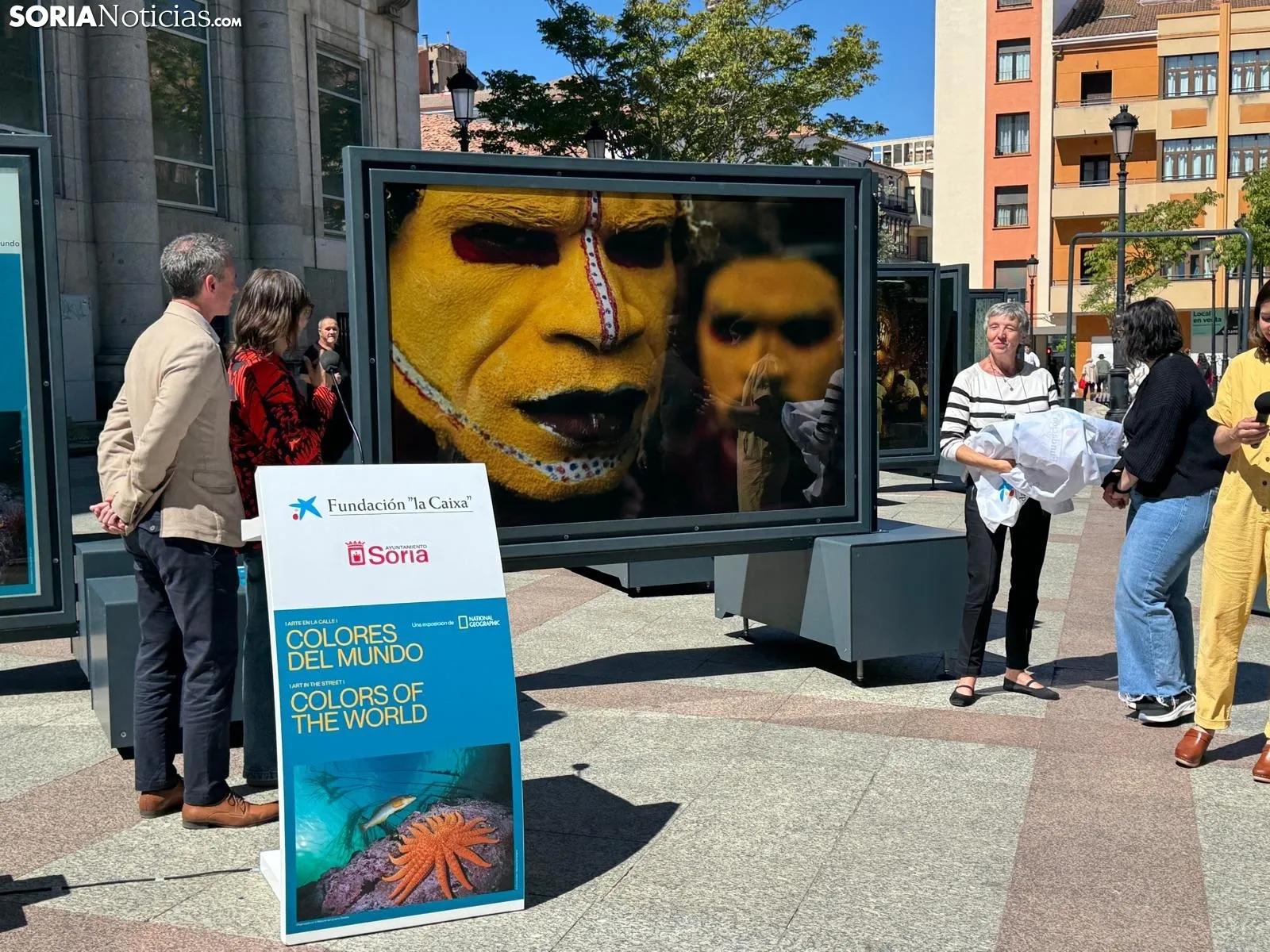 Inauguración de la exposición 'Colores del mundo'. /SN