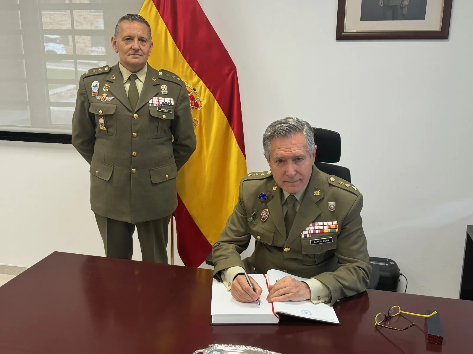 Lidón, con el libro de honor en presencia de Esparza. /SDS