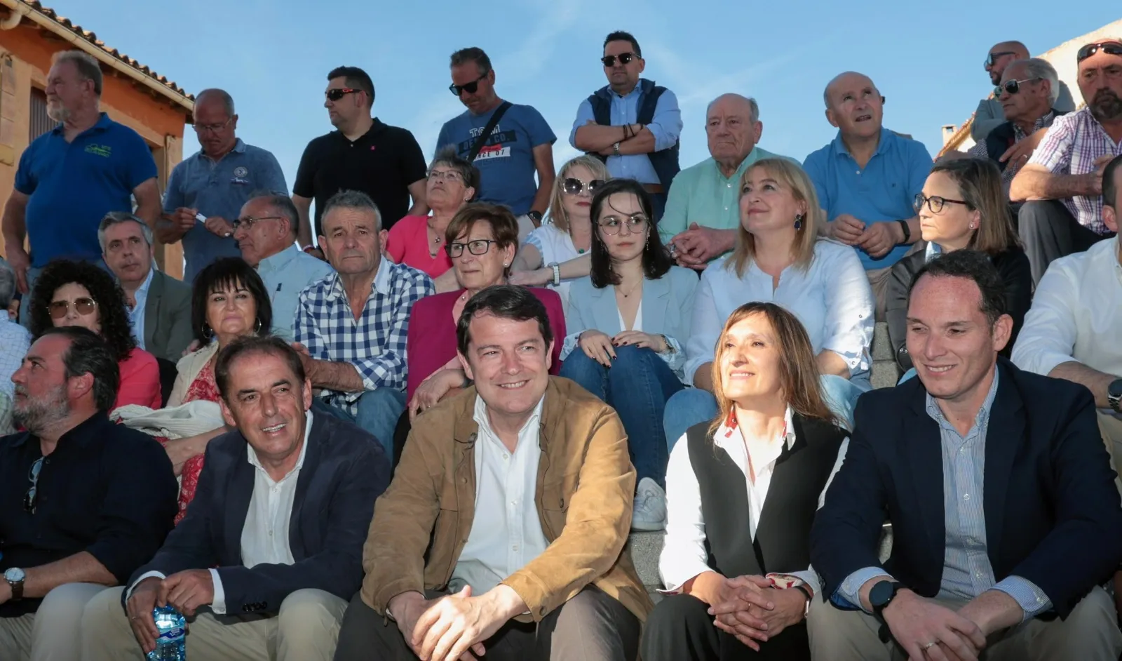 Alfonso Fernández Mañueco, flanqueado por Rocío Lucas y Benito Serrano, esta tarde en San Esteban de Gormaz. 